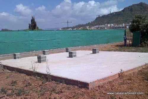 Plataforma de hormigón con pilares de bloques para colocar una casa prefabricada