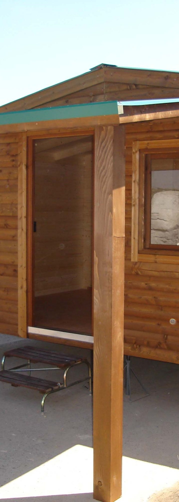 Características de las casas de madera CCR, entrada de casa de madera CCR con porche