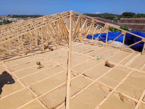 Estructura de una azotea con vigas de madera y cielo despejado.