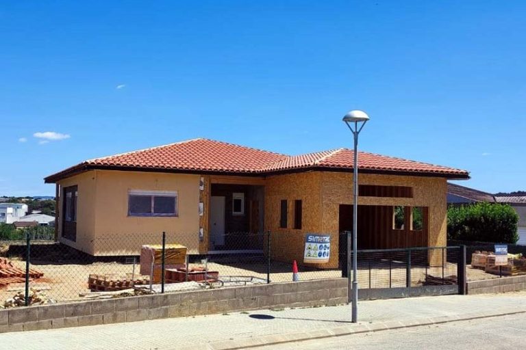 Casa prefabricada con garaje y cubierta a cuatro aguas