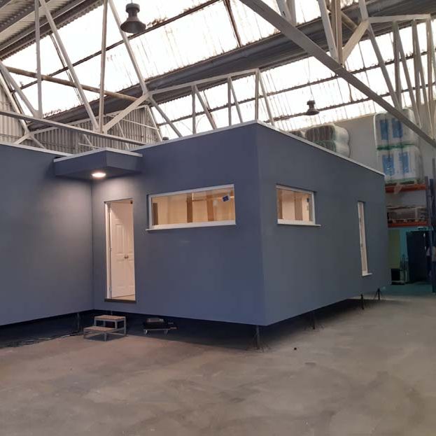 Casa modular de color azul en fábrica de casas prefabricadas de madera