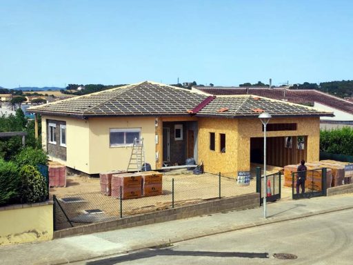 Construcción de una casa unifamiliar con estructuras de madera y ladrillo.