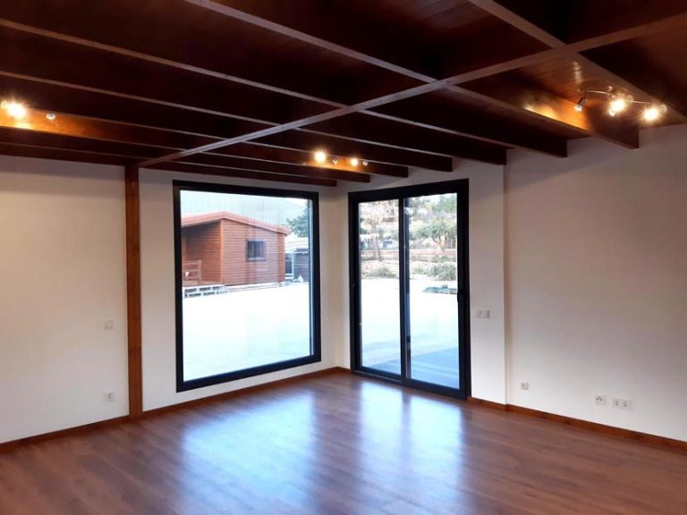 Interiores de casas de madera, combinado yeso y vigas de madera